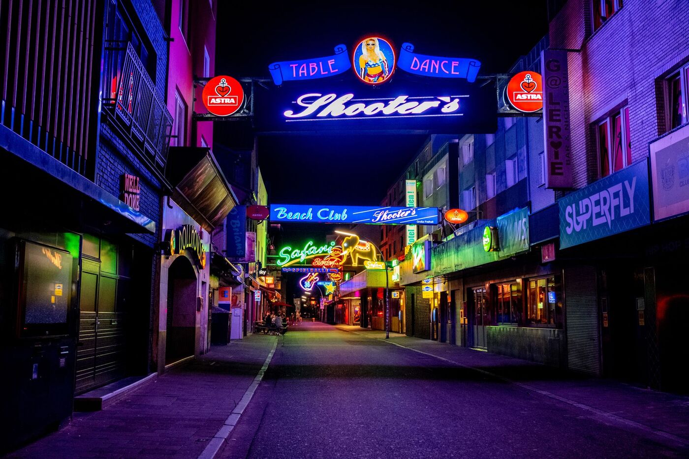 Stemningsbillede fra en bar i København med drinks på disken
