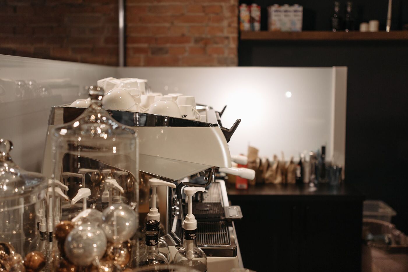 Barista tilbereder latte art i kaffebar i København