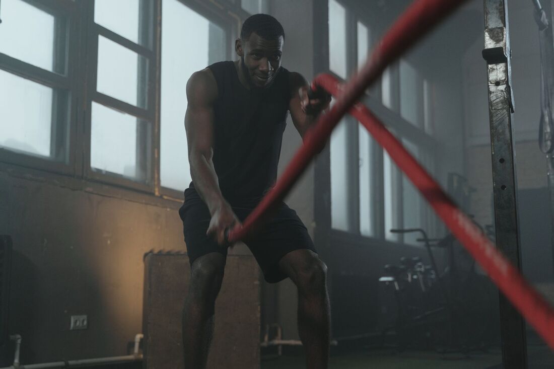 Fyldt holdlokale under intensiv træningssession i fitnessstudie i København