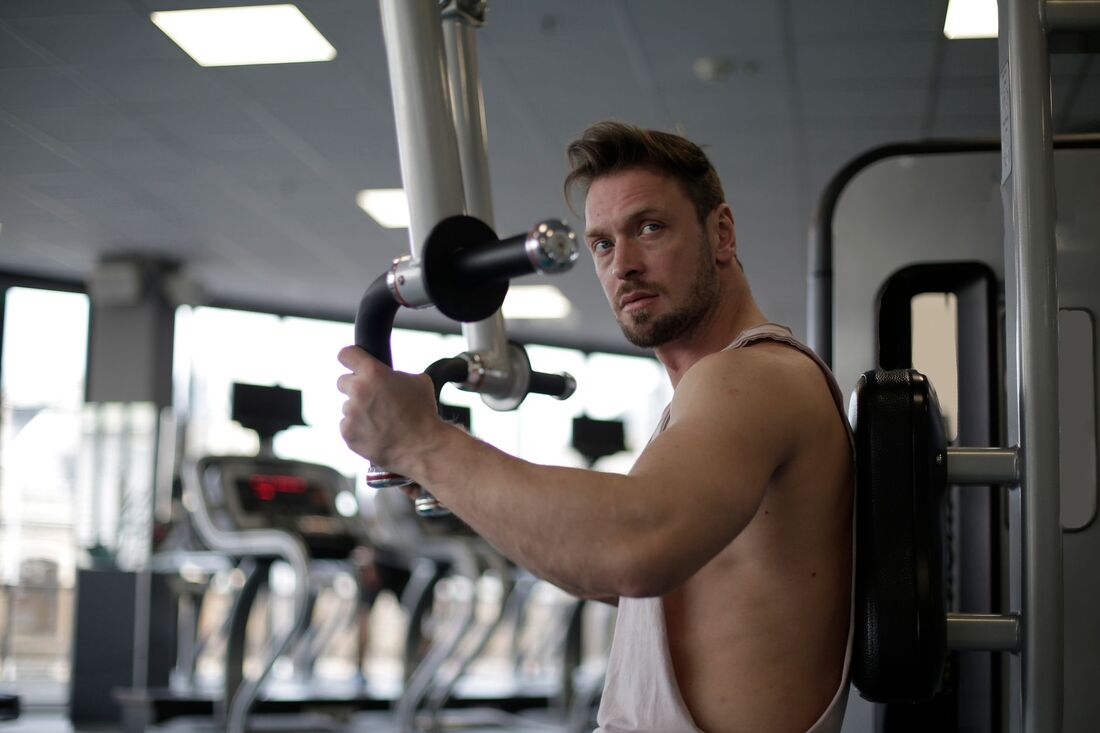 Medlemmer træner i fitnesscenter i København