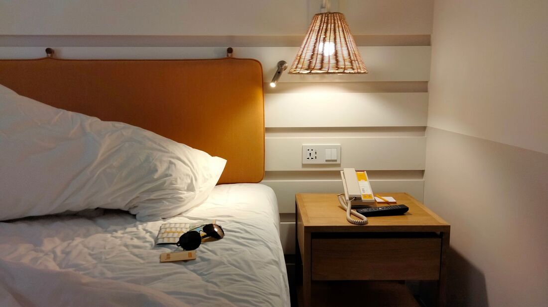 Gæster slapper af ved poolen på hotel i København