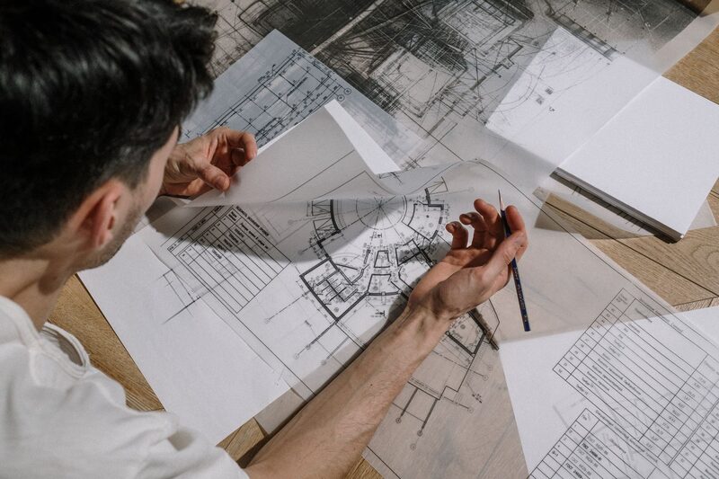 Arkitekt gennemgår tegninger til et byggeprojekt i København