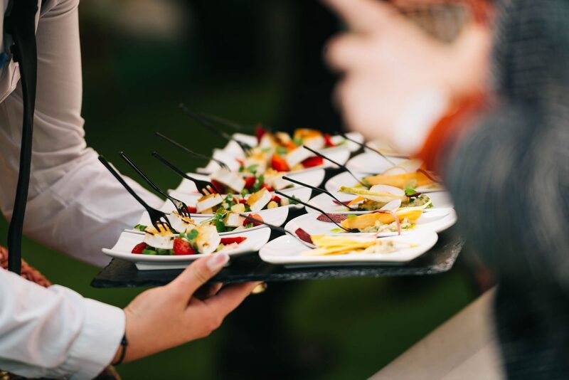 Cateringfirma i København anretter mad til et arrangement