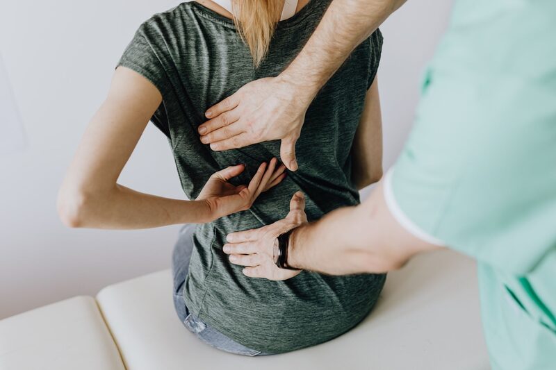 Kiropraktor behandler patient med rygsmerter på klinik i København