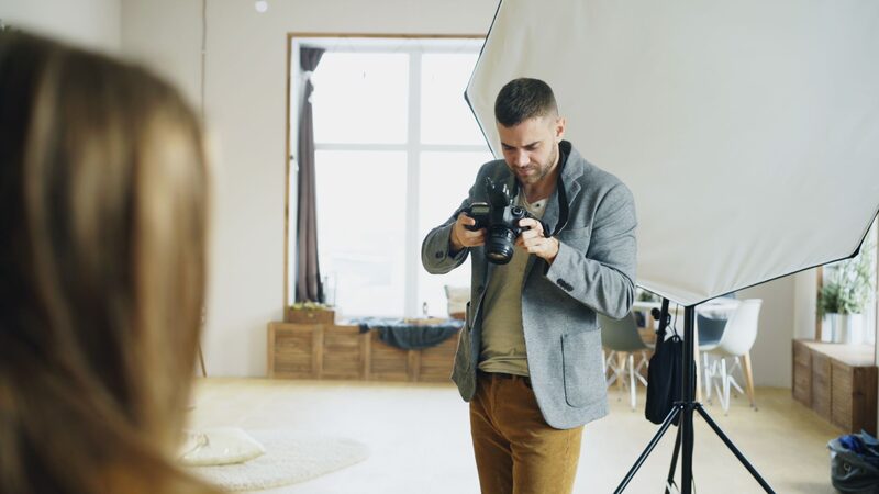 Fotograf i København fotograferer i studie for bryllups- og erhvervskunder