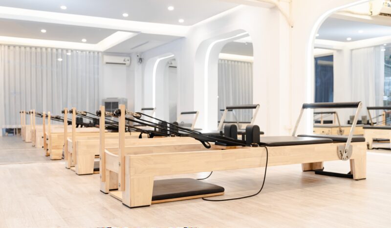 Instruktør leder reformer-pilateshold i moderne pilatesstudie i København