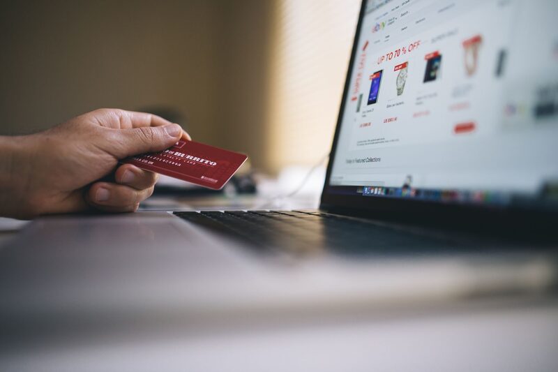 Shopify-webshop i København viser produktside på skærm