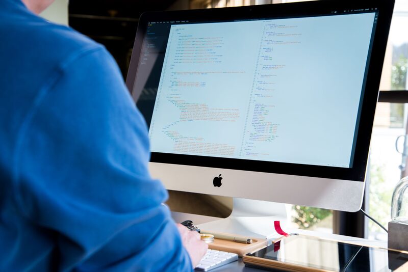 Udviklere arbejder på skærmbaseret softwareudvikling hos softwarehus i København