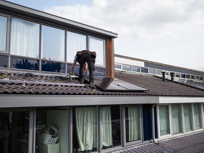 Solcellepaneler monteret på tag af solcellefirma i København