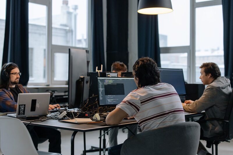 Grundlæggere fra en startup arbejder i et kontor i København