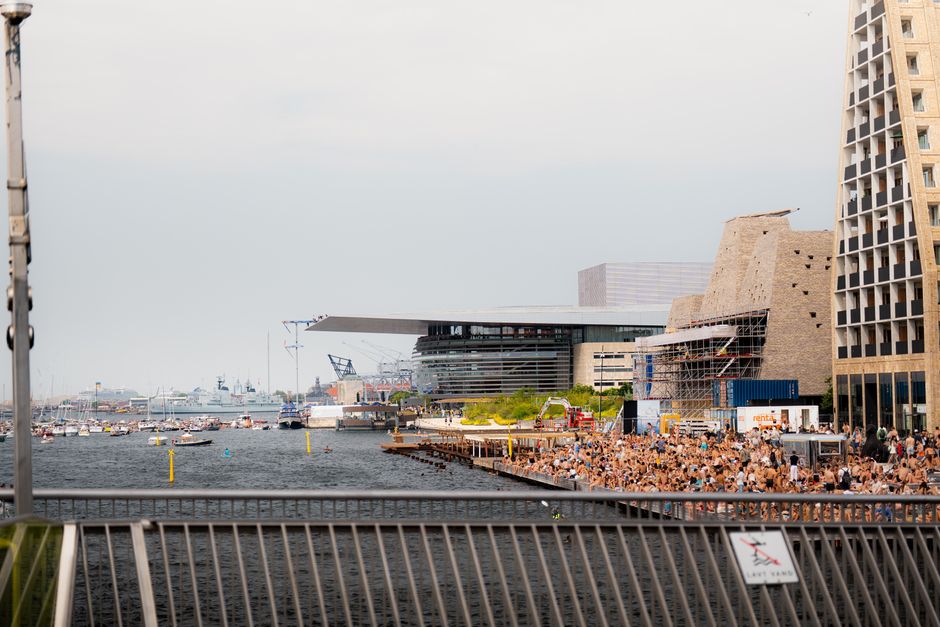 Besøgende bruger mobilen til at finde en virksomhed i Amager, København