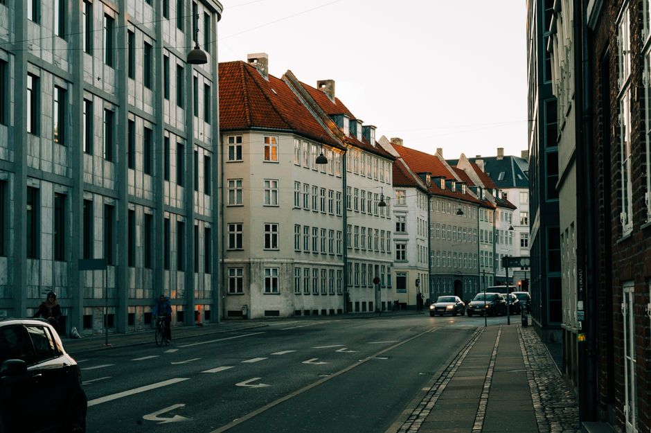 Klassisk arkitektur og gadebillede på Østerbro i København