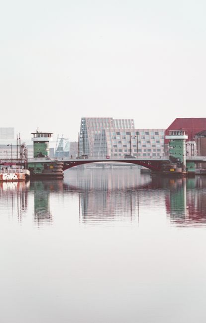 Beboer bruger mobilen til at finde lokale virksomheder i Sydhavn, København