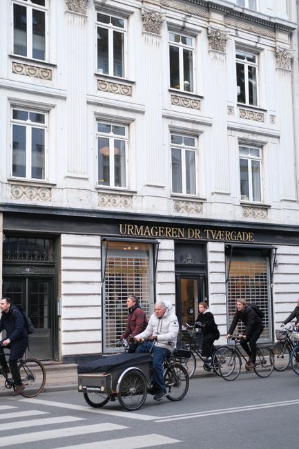 Gadeliv med caféer og butikker i Vesterbro, København