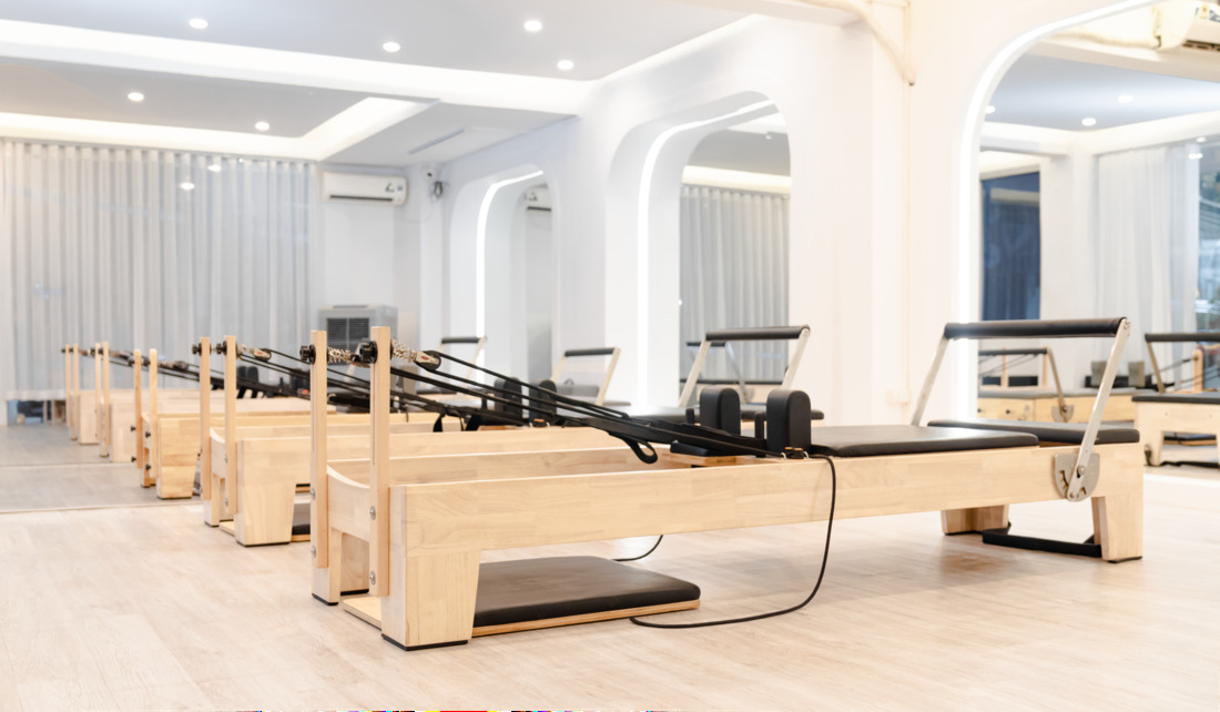Kunder træner på reformer-maskiner i pilatesstudie i København