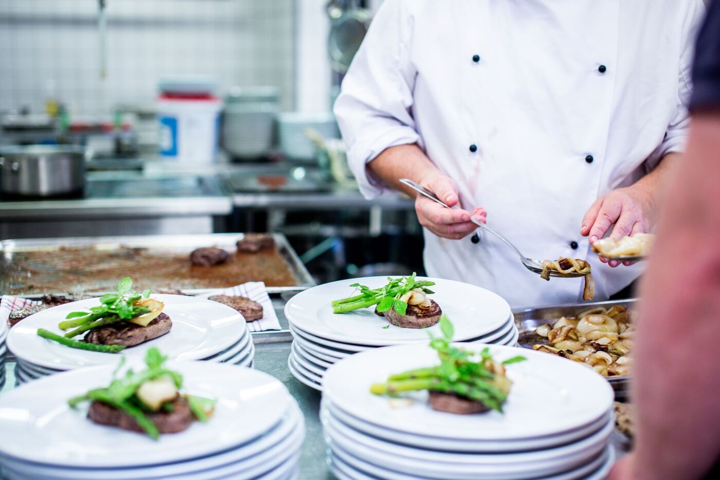 Køkken på restaurant i København tilbereder retter til aftenens gæster